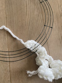 how to make a crochet wreath